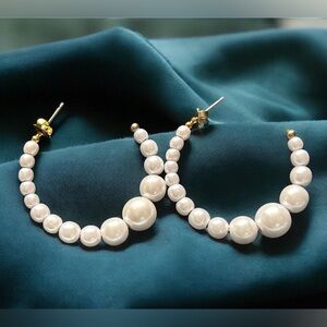 Graduated Faux Pearl Open Hoop Earrings Gold Tone C-Shape Chic Elegant